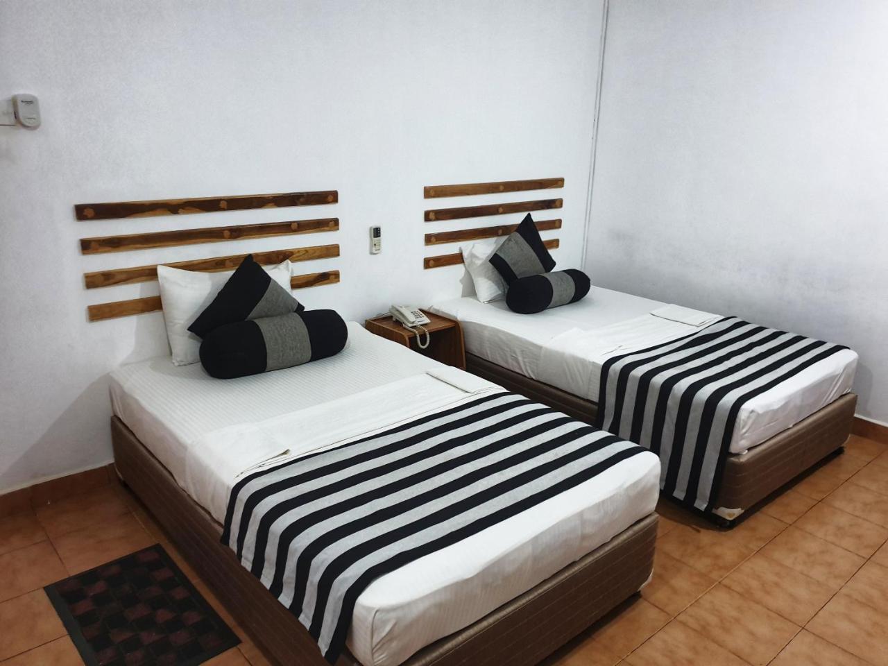 Saji-Sami Hotel Анурадхапура Екстериор снимка