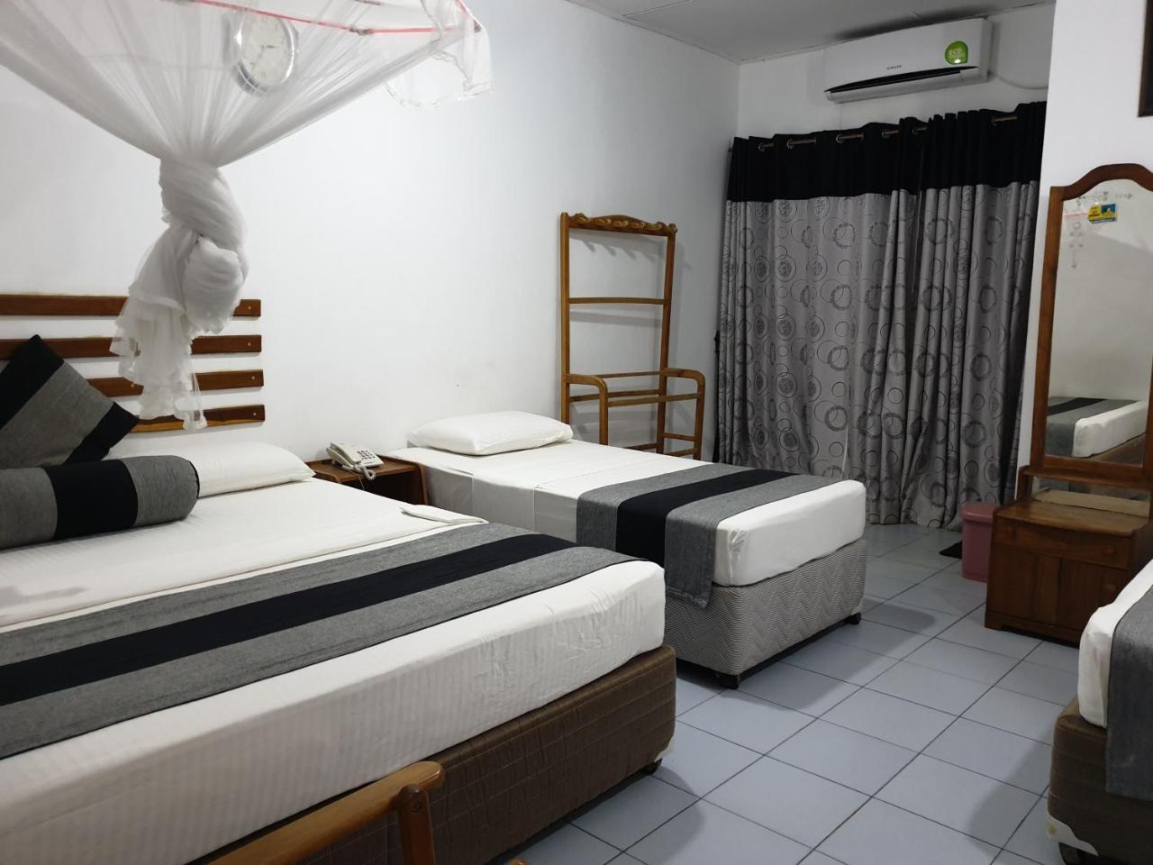 Saji-Sami Hotel Анурадхапура Екстериор снимка