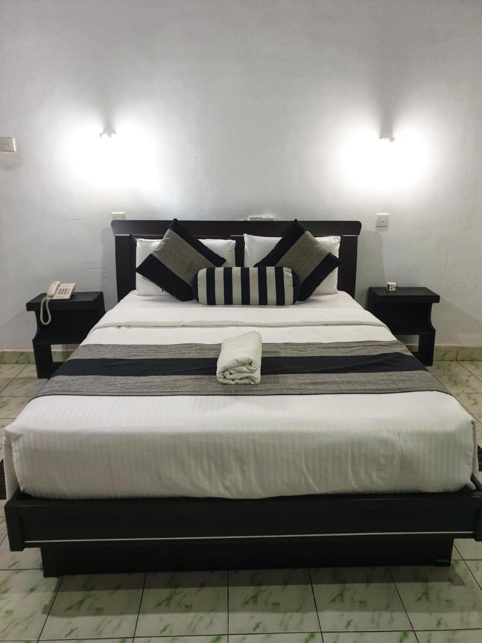 Saji-Sami Hotel Анурадхапура Екстериор снимка
